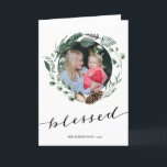 Moderne zwarte Script Elegant Eucalyptus Foliage Feestdagen Kaart<br><div class="desc">Verstuur vakantiewensen en groeten naar vrienden, collega's en familie in eenvoudige, schattige, kische, elegante en moderne fotoontwerpen feestelijke, natuurlijke natuur kleurengevouwen vakantiekaarten! Een prachtig lijst van aangebrachte zacht groen geverfde waterverf bladeren (pijnboomboom, eucalyptus, fern) met bruine pijndenkegels en ivoormagnolia vooraan. Hieronder vindt u "Gezegend" in elegante, met de hand geschreven...</div>