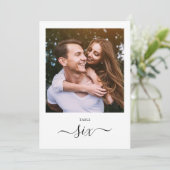 Moderne Zwarte Script Foto Zes Tafelnummer (Staand voorkant)