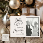 Moderne Zwarte Strik Getrouwd & Blij Verticaal Fot Feestdagenkaart<br><div class="desc">Vier uw eerste kerst samen met onze Married and Merry Holiday Card – Bells Illustration,  met elegante geschetste belletjes die met een strik zijn vastgemaakt en gekoppeld aan uw favoriete trouwfoto. Dit tijdloze ontwerp is de perfecte manier om nieuw geluk te delen tijdens het kerstseizoen.</div>