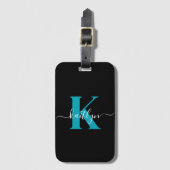Moderne Zwarte Teal Script Monogram Bagagelabel (Voorkant (verticaal))