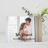 Moderne zwarte tekst We Eloped Foto aankondiging (Staand voorkant)