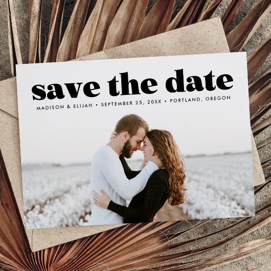 Moderne zwarte Typografie Overlay Foto Save The Date