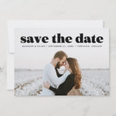 Moderne zwarte Typografie Overlay Foto Save The Date (Voorkant)