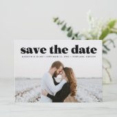 Moderne zwarte Typografie Overlay Foto Save The Date (Staand voorkant)