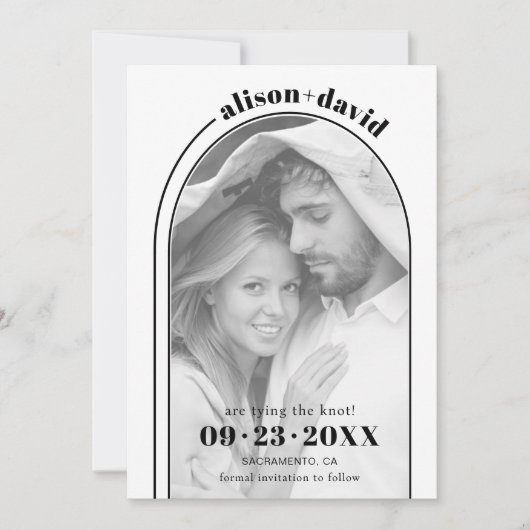 Moderne zwarte witte boog en foto bruiloft save the date (Voorkant)