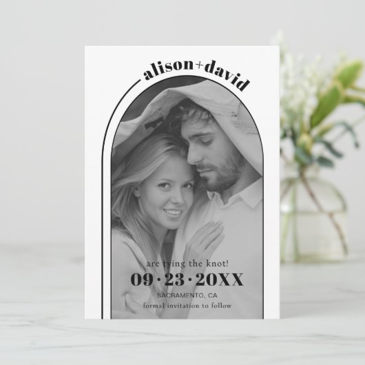 Moderne zwarte witte boog en foto bruiloft save the date (Staand voorkant)