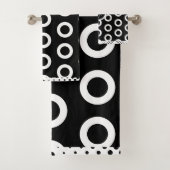Moderne Zwarte Witte Cirkel Ring Patroon Monogram Bad Handdoek (Insitu)
