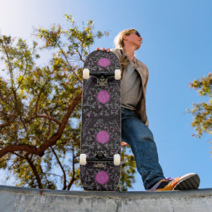 Moderne zwarte witte en roze discostreep persoonlijk skateboard