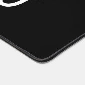 Moderne zwarte witte gepersonaliseerde monogram en bureaumat (Hoek)