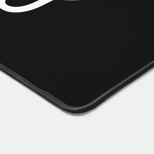 Moderne zwarte witte gepersonaliseerde monogram en bureaumat (Hoek)