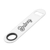 Moderne Zwarte Witte Gepersonaliseerde Monogram en Speed Flessenopener (Voorkant Gekanteld)