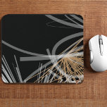 Moderne zwarte witte gouden vormgeving muismat<br><div class="desc">Dit elegante moderne muispad is voorzien van een stijlvol organisch abstract ontwerp van witte en grijze linten met gouden accenten op een zwarte achtergrond. De doorschijnende witte en grijze linten draaien van rechts naar links in een evenwichtig patroon en worden gecomplimenteerd door een abstracte goudbloei in de rechterbenedenhoek, om een...</div>