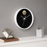 Moderne zwarte witte goudmonogram<br><div class="desc">Moderne luxe metalen goudkleurige typografie zwarte achtergrond Witte Lijst Kantoor Keukenkeuken zwemkamer</div>