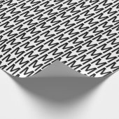 Moderne zwarte witte initiaal cadeaupapier (Hoek)