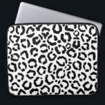 Moderne zwarte witte luipaard dierprintpatroon laptop sleeve<br><div class="desc">Dit moderne en stijlvolle model voor het afdrukken van dieren is perfect voor de trendy en stijlvolle fashionista. Hij is voorzien van een handgetekende zwarte en witte luipaard cheetah-afdruk. Het is elegant, chic, eenvoudig en modieus. ***BELANGRIJKE NOTA VAN HET ONTWERP: Voor om het even welk verzoek van het douaneontwerp zoals...</div>