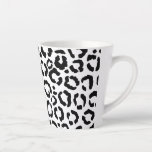 Moderne zwarte witte luipaard dierprintpatroon latte mok<br><div class="desc">Dit moderne en stijlvolle model voor het afdrukken van dieren is perfect voor de trendy en stijlvolle fashionista. Hij is voorzien van een handgetekende zwarte en witte luipaard cheetah-afdruk. Het is elegant, chic, eenvoudig en modieus. ***BELANGRIJKE NOTA VAN HET ONTWERP: Voor om het even welk verzoek van het douaneontwerp zoals...</div>