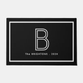 Moderne Zwarte Witte Monogram Beginletter Familien Deurmat (Voorkant)