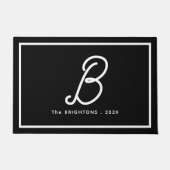 Moderne Zwarte Witte Monogram Beginletter Familien Deurmat (Voorkant)