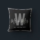 Moderne Zwarte Witte Monogram Rand Datum Kussen<br><div class="desc">Voeg een persoonlijke touch toe aan uw ruimte met deze stijlvolle woondecoratie Moderne Zwarte en Witte Monogram Worp Kussen met een monogram initiaal, Mijnheer & Mevrouw en ingestelde datum. Gemakkelijk aanpasbaar om uw eigen naam en initiaal weer te geven, het is de perfecte combinatie van comfort en personalisatie voor uw...</div>