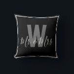 Moderne Zwarte Witte Monogram Rand Kussen<br><div class="desc">Voeg een persoonlijke touch toe aan uw ruimte met deze stijlvolle woondecoratie Moderne Zwarte en Witte Monogram Kussenhoes met een monogram en Mr & Mrs. Gemakkelijk aan te passen om uw eigen naam en initiaal weer te geven,  het is de perfecte combinatie van comfort en personalisatie voor uw huis!</div>