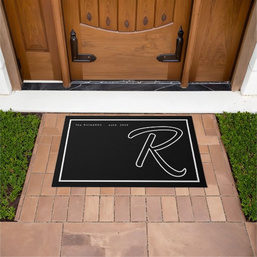 Moderne Zwarte Witte Monogram Script Familienaam Deurmat (Buiten)