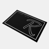 Moderne Zwarte Witte Monogram Script Familienaam Deurmat (Schuin)