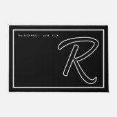 Moderne Zwarte Witte Monogram Script Familienaam Deurmat (Voorkant)