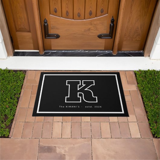 Moderne Zwarte Witte Monogram Script Familienaam Deurmat (Buiten)