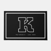 Moderne Zwarte Witte Monogram Script Familienaam Deurmat (Voorkant)