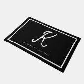 Moderne Zwarte Witte Monogram Script Familienaam Deurmat (Schuin)