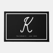 Moderne Zwarte Witte Monogram Script Familienaam Deurmat (Voorkant)