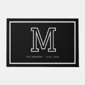 Moderne Zwarte Witte Monogram Script Familienaam Deurmat (Voorkant)