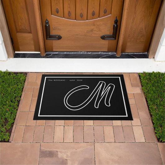 Moderne Zwarte Witte Monogram Script Familienaam Deurmat (Buiten)