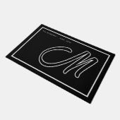 Moderne Zwarte Witte Monogram Script Familienaam Deurmat (Schuin)