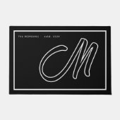 Moderne Zwarte Witte Monogram Script Familienaam Deurmat (Voorkant)