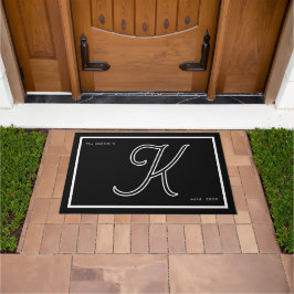 Moderne Zwarte Witte Monogram Script Familienaam Deurmat
