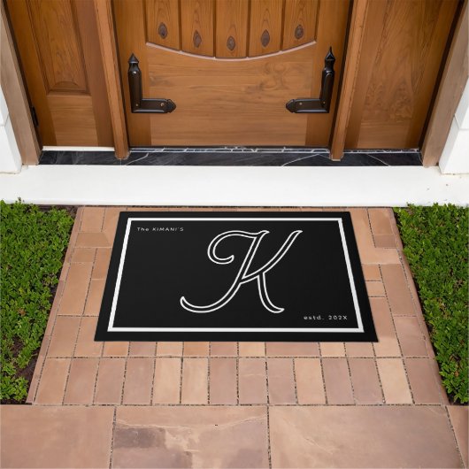 Moderne Zwarte Witte Monogram Script Familienaam Deurmat (Buiten)