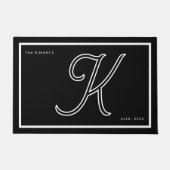 Moderne Zwarte Witte Monogram Script Familienaam Deurmat (Voorkant)