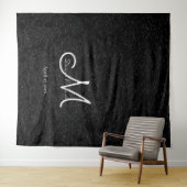 Moderne Zwarte Witte Monogram Trouwfoto Booth Wandkleed (In Situ (horizontaal))