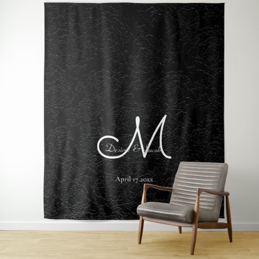 Moderne Zwarte Witte Monogram Trouwfoto Booth Wandkleed (In situ)