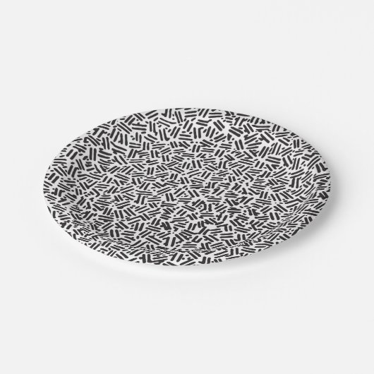Moderne zwarte witte pushstrokes confetti patroon papieren bordje (Gekanteld)