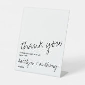 Moderne Zwarte & Witte Script Minimalistische Trou Reclamebord Met Voetstuk (Voorkant)