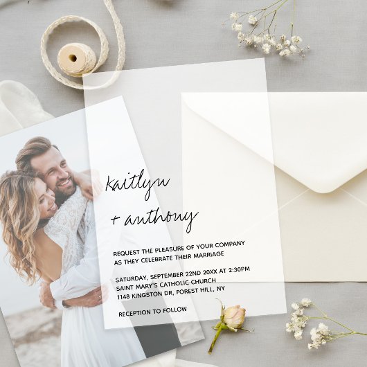 Moderne Zwarte & Witte Script Minimalistische Trou Vellum Uitnodigingen