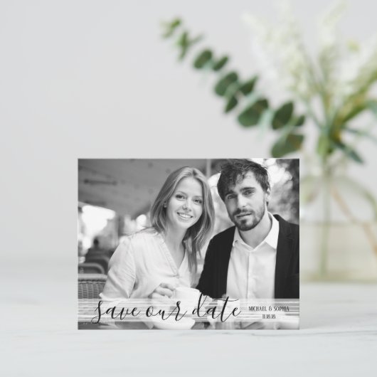 Moderne zwarte & witte sla onze Datum fotokaart op Save The Date (Staand voorkant)