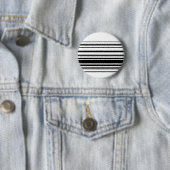 Moderne zwarte witte strepen ronde button 5,7 cm (In situ)