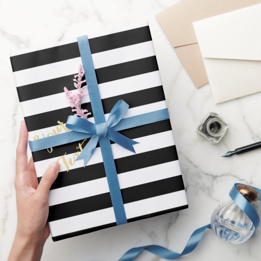 Moderne zwarte witte strepes elegante Gold Text Gi Cadeaupapier (Geschenken)