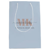 Modert Mocha Mousse Monogram Dusty Blue Medium Cadeauzakje (Voorkant)