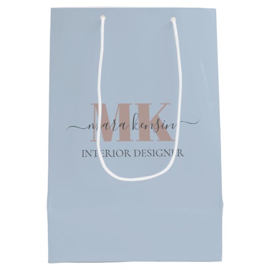 Modert Mocha Mousse Monogram Dusty Blue Medium Cadeauzakje (Achterkant)
