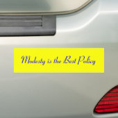Modesty is het beste beleid bumpersticker (Op auto)