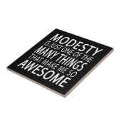 Modesty maakt me Geweldige - Funny Attide Slogan Tegeltje (Zijkant)